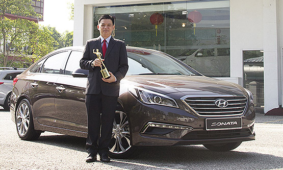 Mr Lau Yit Mun, Managing Director of HSDM with the President's Award and the Hyundai Sonata